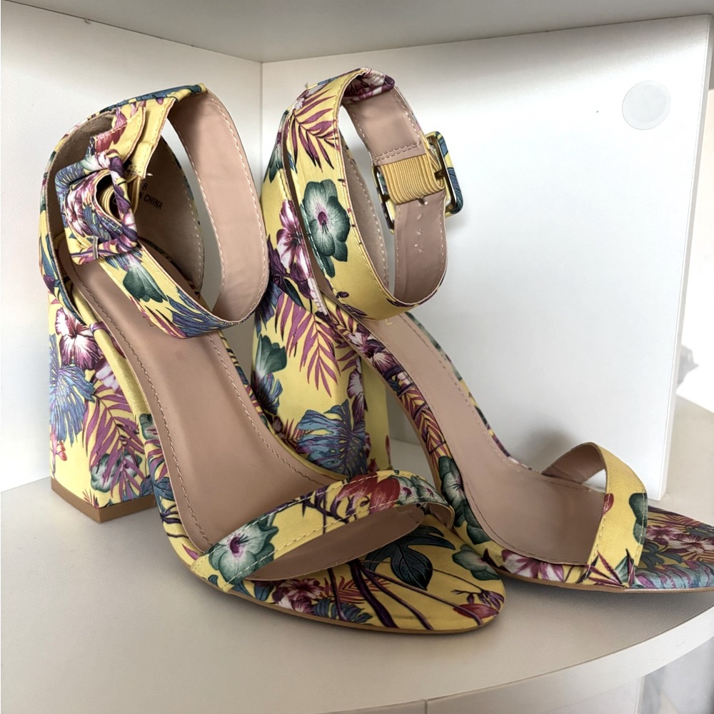 EUC Floral Yellow Women's Heels w/ ankle strap by KAYLEEN by Los Angeles, Size 8